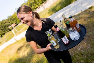 Denise met dienblad drankjes